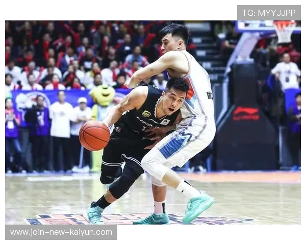 大连英博前场逼迫极为成功，多次断球